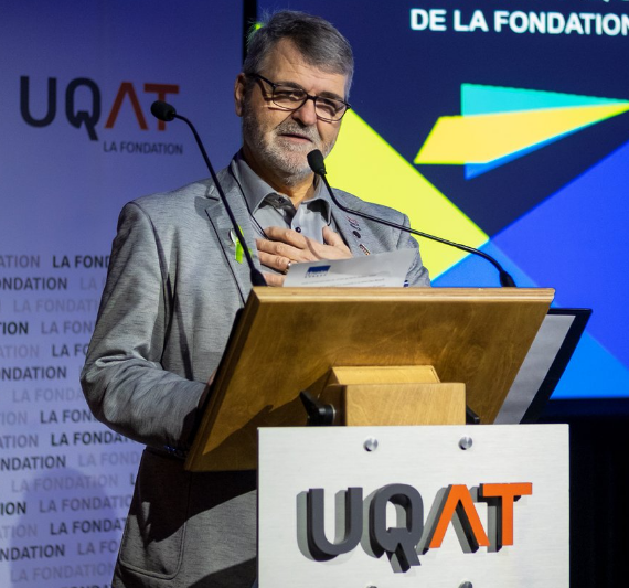 A man speaking at UQAT