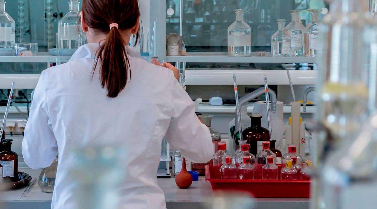 A lady working inside the lab.