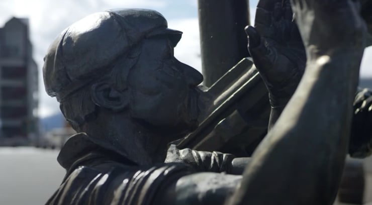 A statue of a man.